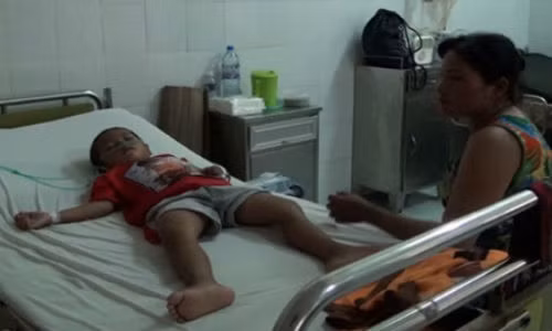 Be trai 6 tuoi suyt chet vi bi bach tuoc can