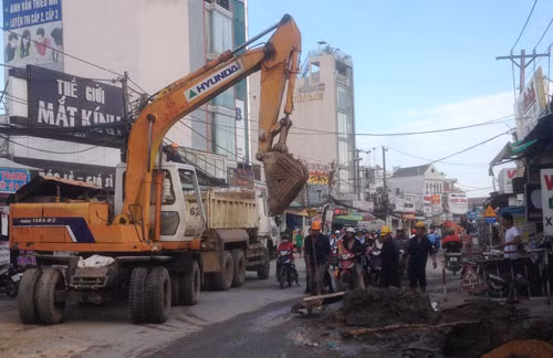 Cong trinh thi cong nguy hiem, de doa nguoi dan-Hinh-2