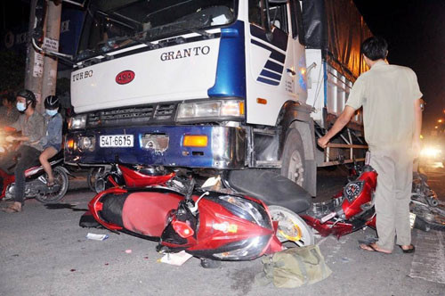 Xe tai tong hang loat xe may tren QL1, nhieu nguoi trong thuong-Hinh-2