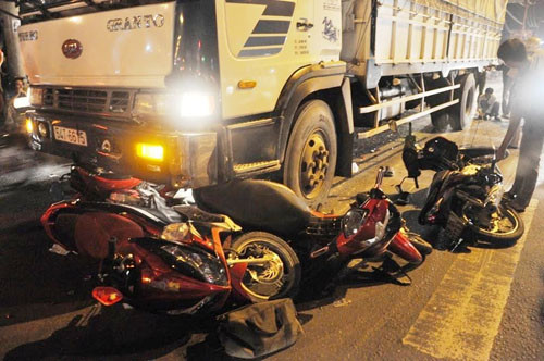 Xe tai tong hang loat xe may tren QL1, nhieu nguoi trong thuong