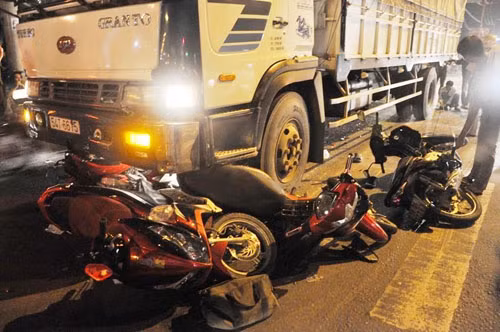 Xe tai tong hang loat xe may tren QL1, nhieu nguoi trong thuong