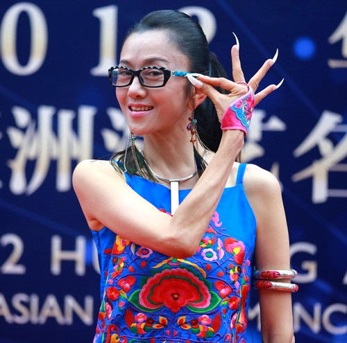 Bữa ăn của cô còn gồm nhiều món rau như mướp đắng, cải xào và hoa quả.