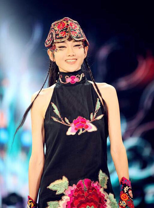 Đặc biệt, cô sở hữu nhan sắc xinh đẹp hơn người, có vẻ ngoài trẻ trung đến ngỡ ngàng. Gương mặt không một nếp nhăn và thần thái an nhiên của Dương Lệ Bình khiến người ta nghĩ dường như thời gian đã bỏ quên cô.