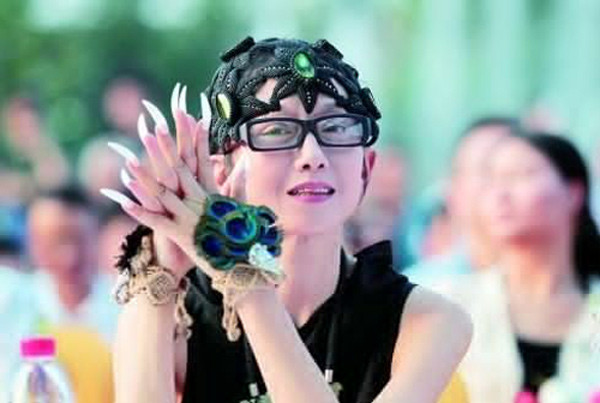 Một điểm nổi bật của Dương Lệ Bình là cô sở hữu bộ móng tay rất dài luôn luôn sơn màu trắng đục. Vì bộ móng tay này, Dương Lệ Bình nên rất khó tự cầm đũa và thìa, mỗi bữa ăn cô thường phải nhờ sự giúp đỡ của trợ lý.