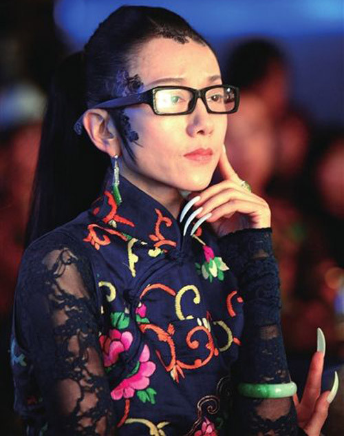 Đặc biệt nữ nghệ sỹ này còn có gu thời trang tinh tế và đậm chất nghệ thuật. Mỗi lần xuất hiện trước công chúng, cô luôn có diện mạo trang trọng với trang phục đa sắc màu và cung cách trang điểm cầu kỳ, tỉ mỉ.