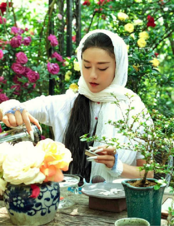 Cô cũng duy trì thói quen uống trà phổ nhĩ mỗi ngày để làm đẹp da, bởi loại trà này giúp cấp nước trong quá trình giảm cân, duy trì năng lượng hoạt động của cơ thể, đảm bảo độ ẩm cho da.