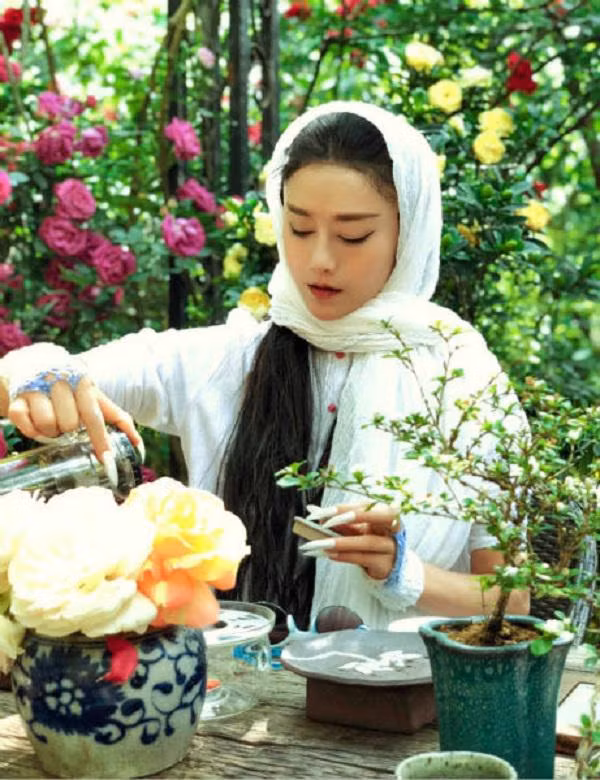 Cô cũng duy trì thói quen uống trà phổ nhĩ mỗi ngày để làm đẹp da, bởi loại trà này giúp cấp nước trong quá trình giảm cân, duy trì năng lượng hoạt động của cơ thể, đảm bảo độ ẩm cho da.