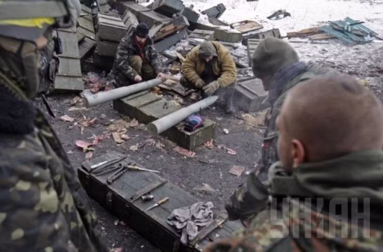 Cảnh tượng ngổn ngang các hộp đựng vũ khí.