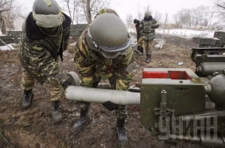 Hệ thống pháo được nạp đạn bắn thông nòng sau nhiều ngày không sử dụng.