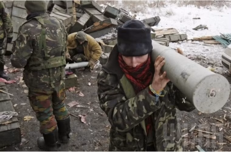 Sau đó được khuân vác về vị trí tập kết.