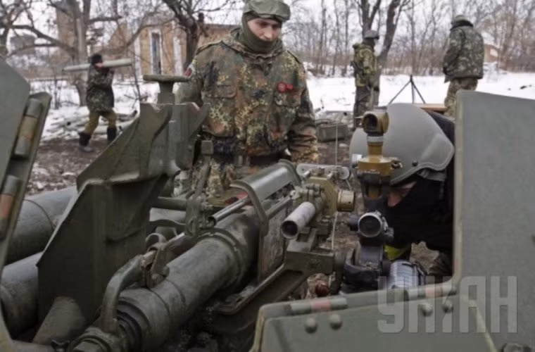 Hình ảnh lính Ukraine đang kiểm tra thiết bị ngắm bắn của một hệ thống pháo.