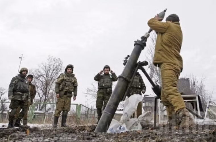 Trong khi đó một số binh sĩ khác tiến hành bắn thử súng cối.