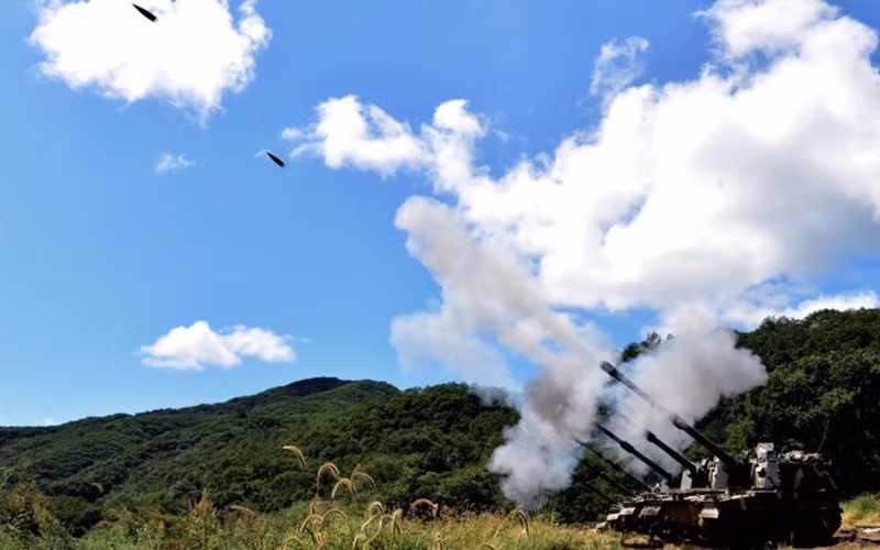 Lựu pháo tự hành K9 Thunder khai hỏa vào mục tiêu. Cuộc tập trận được tổ chức nhằm đáp trả đe dọa sử dụng vũ lực của Triều Tiên.