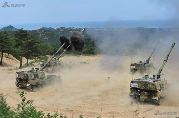 Xe tiếp đạn K10 được phát triển trên khung gầm K9 với cầu chuyền tải đạn độc đáo giúp kíp lái không phải ra ngoài mà vẫn chuyển được đạn dự trữ cho pháo. Việc này rất hữu hiệu trên chiến trường, tăng khả năng sống sót cho pháo thủ khi không phải ra ngoài.