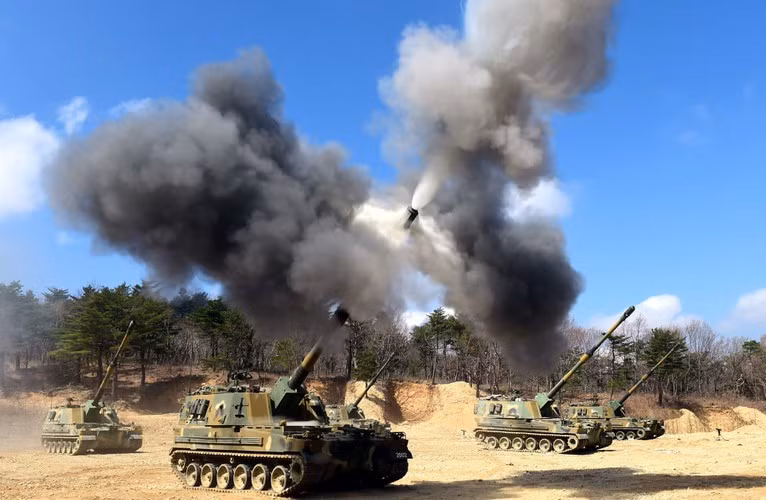 Nghĩa là, máy tính trên xe sẽ tính toán đường đạn của viên thứ 2 và thứ 3 dựa trên viên thứ nhất và tự động chỉnh bắn hai viên pháo này sao cho cả 3 viên chạm mục tiêu “cùng lúc”, giúp tăng cường xác suất tiêu diệt mục tiêu.