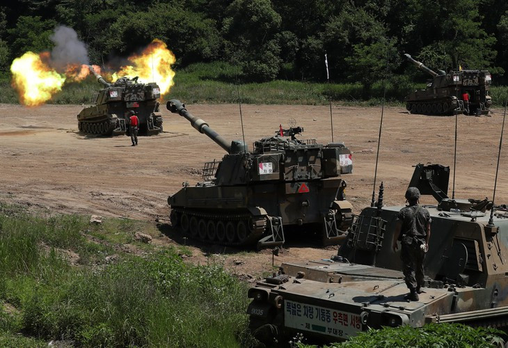 Theo một số nguồn tin, quân đội Hàn Quốc sở hữu khoảng hơn 1.000 lựu pháo tự hành K55 155 mm và 1.200 lựu pháo tự hành K9 Thunder 155 mm.