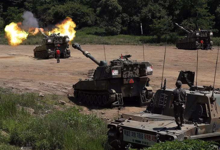 Theo một số nguồn tin, quân đội Hàn Quốc sở hữu khoảng hơn 1.000 lựu pháo tự hành K55 155 mm và 1.200 lựu pháo tự hành K9 Thunder 155 mm.