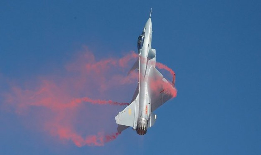 Lực lượng phòng vệ Đài Loan đã triển khai một trinh sát cơ phản lực để xua đuổi và chiếc J-10 sau đó rời đi.