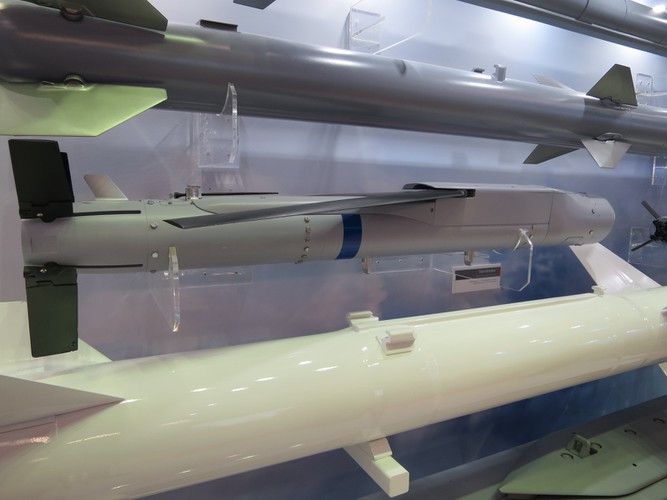 Nhà sản xuất khẳng định bom StormBreaker mang tính cách mạng trong việc tìm kiếm mục tiêu nhờ chế độ dò tìm bằng cách sử dụng đầu dò hồng ngoại và sóng milimet hình ảnh ở chế độ bình thường.