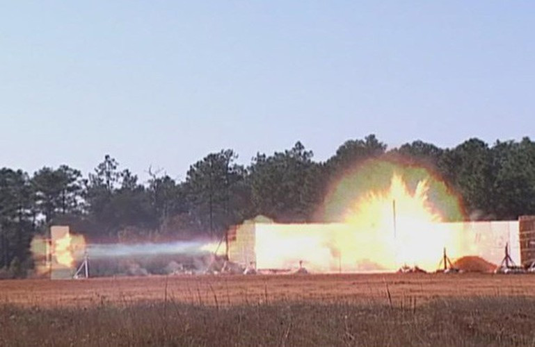Vũ khí này có thể bay hơn 45 dặm (72 km) để tấn công các mục tiêu di động, giảm thời gian bay lãng phí để tránh tiến vào khu vực phòng không nguy hiểm.