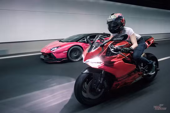 Ducati 899 Panigale được trang bị khối động cơ Superquadro L-Twin 90 độ, dung tích 898cc, công suất cực đại 148 mã lực tại 10.750 vòng/phút và mô-mem xoắn cực đại 99 Nm tại 9.000 vòng/phút.