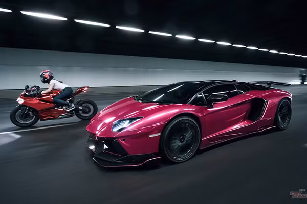 Nhân vật chính cầm lái chiếc siêu môtô Ducati 899 Panigale là một nữ biker xinh đẹp và khá nổi tiếng trong giới chơi xe mô tô phân khối lớn tại Singapore mang tên Vaune Phan, hiện trang cá nhân Facebook của cô thu hút gần 20.000 lượt người theo dõi.