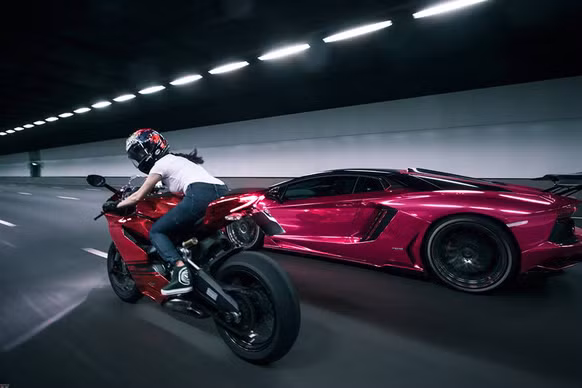 Chiếc Lamborghini Aventador trong bài ấn tượng với bộ mâm ADVNL2 M.V1 SL của ADV.1 với kích thước lớn lên tới 20 inch ở bánh trước và 21 inch ở bánh sau, đi kèm là cánh lướt gió bằng sợi carbon trang bị ở bên hông và đuôi xe.