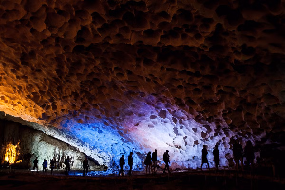 Du khách đang thăm quan bên trong Hang Sửng Sốt ở Vịnh Hạ Long, tỉnh Quảng Ninh. Ảnh USN