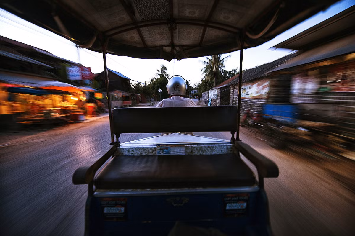 Nhiếp ảnh gia Mays bám theo sau một xe vận tải thô sơ ở Việt Nam. Ảnh USD