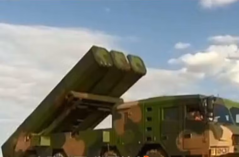 Theo một số nguồn tin, DF-10A là biến thể đất đối đất (phóng từ các xe mang phóng tự hành) của tên lửa hành trình không đối đất CJ-10 (Trường kiếm 10) do Tổng Công ty Công nghiệp và Khoa học Hàng không Không gian kết hợp cùng Viện Công nghệ Điện-Cơ Trung Quốc sản xuất.