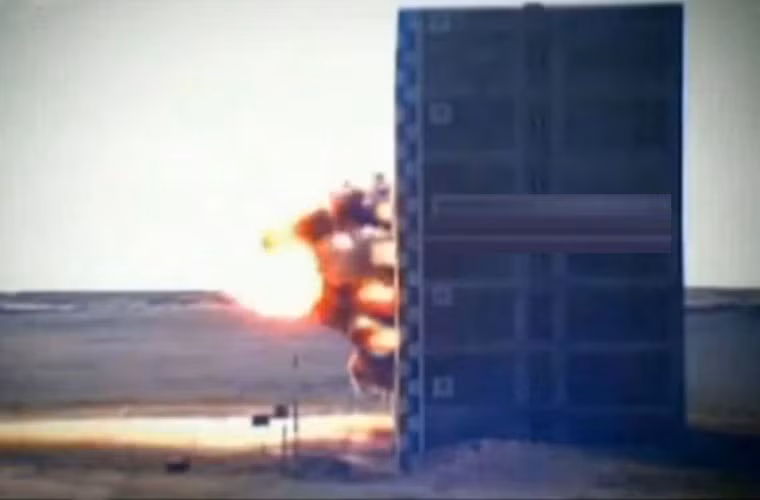 …và kích nổ ngay sau đó. Đầu đạn DF-10A có thể là loại thông thường (500kg thuốc nổ) hoặc hạt nhân.