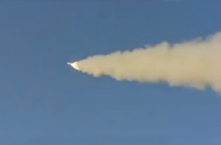 Ảnh: Động cơ khởi tốc đưa DF-10A lao vút lên trời.