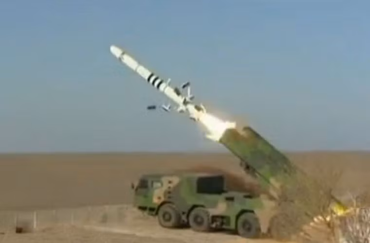 Không rõ DF-10A được trang bị loại động cơ này, tuy nhiên các nguồn tin cho biết là nó được phát triển trên cơ sở tên lửa Kh-55 Liên Xô. Do đó, có thể nó sử dụng động cơ tuốc bin phản lực cánh quạt đẩy cho hành trình bay kết hợp với động cơ khởi tốc nhiên liệu rắn.