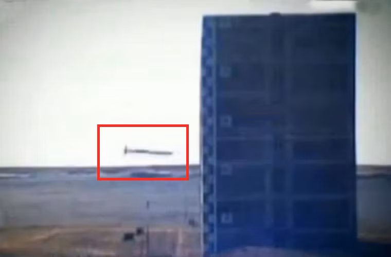 Tên lửa được cho là trang bị hàng loạt công nghệ dẫn đường gồm: định vị quán tính, định vị vệ tinh Bắc Đẩu, so sánh biên dạng địa hình pha cuối đem lại độ chính xác trong bán kính 10m. Ảnh: Quả đạn DF-10A lao vào mục tiêu cao tầng.