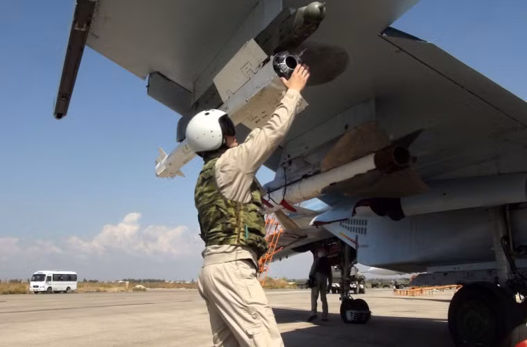 Sau khi các kĩ thuật viên kiểm tra xong, đến phần các phi công kiểm tra lần cuối trước khi ký bàn giao máy bay đi làm nhiệm vụ không kích phiến quân IS. Ảnh: phi công Nga kiểm tra quả đạn tên lửa R-73 trên Su-30SM.