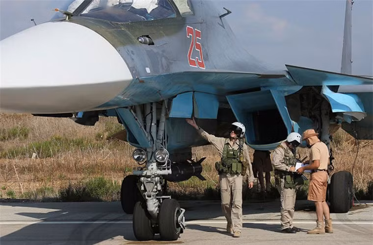 Hai phi công máy bay ném bom Su-34 kiểm tra và ký bàn giao với kĩ thuật viên.