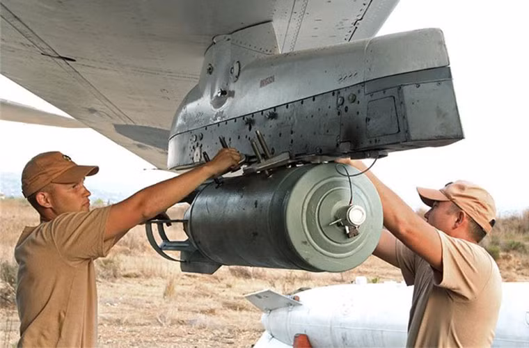 Ảnh: Cán bộ kĩ thuật Không quân Nga đang lắp bom OFAB-250 cho máy bay cường kích Su-24M2. Loại bom này chứa khoảng 93kg thuốc nổ, tổng trọng lượng 275kg, ném ở độ cao 50m-500m.