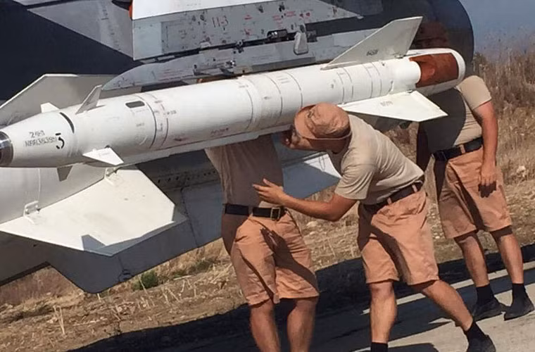 Lính Nga đang kiểm tra việc lắp tên lửa không đối đất Kh-25ML cho máy bay cường kích Su-24M2.