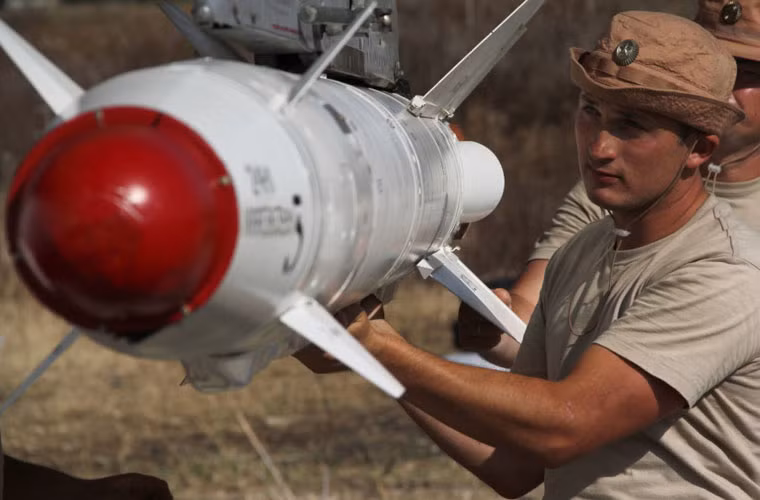 Trong ảnh vẫn là quả tên lửa Kh-25ML nhưng phần mũi đã được chụp nón bảo vệ đầu tự dẫn. Với tầm bắn 11km, máy bay mang phóng Kh-25ML nằm ngoài tầm phòng không của phiến quân IS vốn chỉ có tên lửa vác vai (tầm bắn 5-6km) hoặc pháo phòng không (57mm, 23mm).