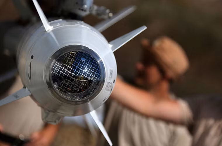 Tên lửa không đối đất Kh-25ML mang đầu nổ nặng khoảng 90kg, đạt tầm phóng tối đa 11km.