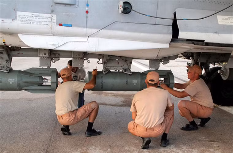 Việc lắp bom, tên lửa cho các chiến đấu cơ Nga không kích IS là công việc không hề đơn giản, nó quyết định tới sự thành bại của cả phi vụ. Chỉ một sơ suất nhỏ, bom đạn có thể không rời được giá phóng, hoặc không nổ dẫn tới thất bại trong nhiệm vụ tiêu diệt mục tiêu phiến quân IS.