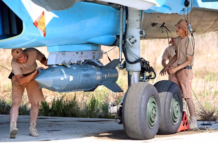 Kiểm tra quả bom dẫn đường vệ tinh KAB-500S-E trên Su-34. Đây là một trong những loại bom thông minh hiện đại nhất mà Nga sử dụng ở Syria cho chiến dịch không kích IS.