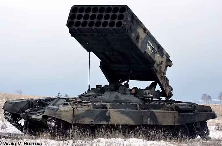 Xe chiến đấu BM-1 của pháo phản lực TOS-1A trang bị giá phóng 24 nòng (hoặc 30 nòng phiên bản TOS-1) hệ thống điều khiển hỏa lực với máy tính đường đạn, thiết bị đo xa laser 1D14. Ngoài ra, kíp xe 3 người còn được trang bị thêm kính ngắm TKN-3A cho trưởng xe, hệ thống định vị GPK-59, máy liên lạc R-163-50U, máy liên lạc nội bộ R-174.