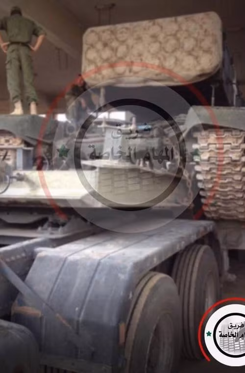 Trong ảnh là xe pháo TOS-1A (phiên bản 24 nòng của TOS-1) xuất hiện tại một nhà kho được cho là của Quân đội Syria.