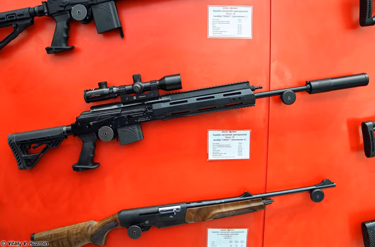 Khẩu Vepr-1V VPO-127-02 dùng cỡ đạn 7,62x51mm thiết kế ống giảm thanh đầu nòng.