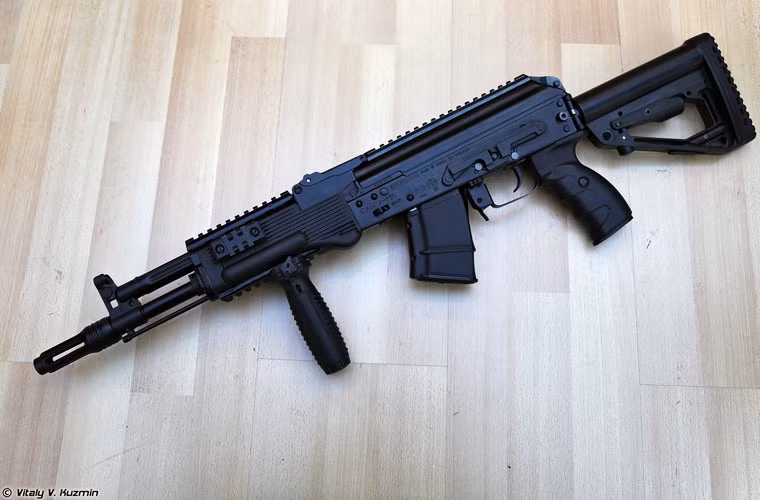 Súng trường bán tự động Saiga-MK-03 dùng cỡ đạn 7,62x39mm, hộp tiếp đạn 5-10-30 viên. Dòng súng trường Saiga do nhà sản xuất AK-47 là Kalashnikov phát triển trên cơ sở khẩu AK, chuyên dùng cho dân sự, giới săn bắn…