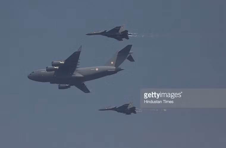 Đội hình máy bay vận tải C-17 cùng tiêm kích đa năng Su-30MKI.