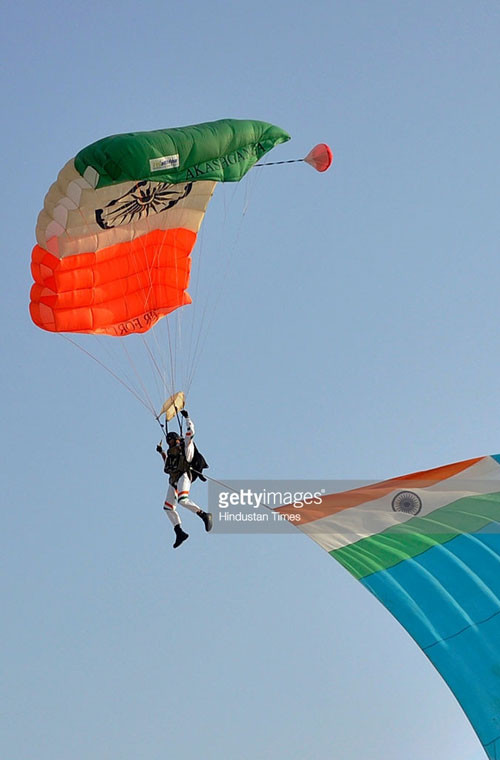 Ảnh: các lính dù Ấn Độ biểu diễn trên không với quốc kỳ.