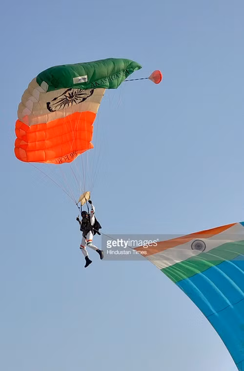 Ảnh: các lính dù Ấn Độ biểu diễn trên không với quốc kỳ.