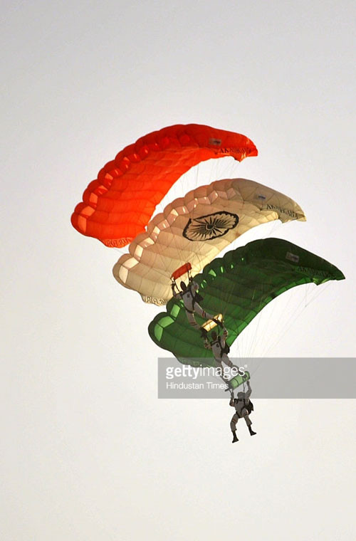 Xếp các cánh dù thành màu nền lá quốc kỳ.